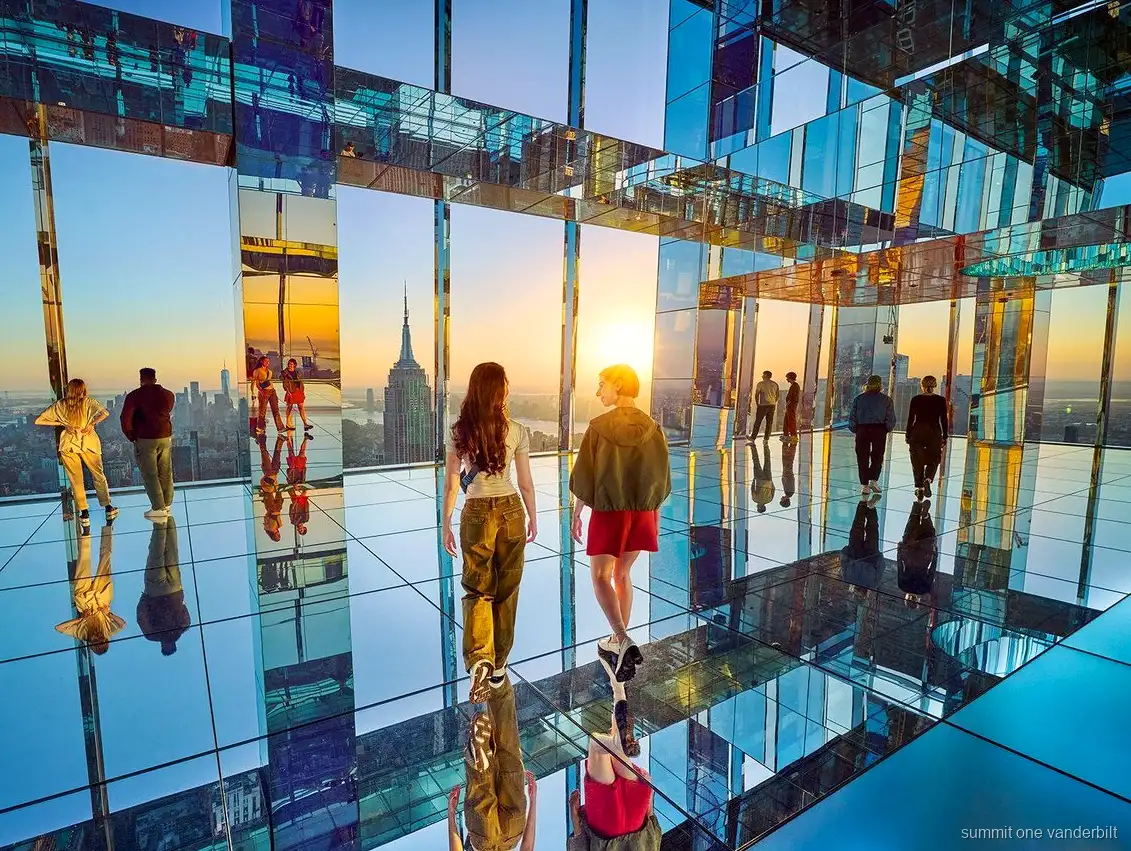 Gæster i spejlrummet på SUMMIT One Vanderbilt