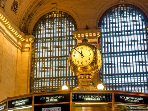 Lustrzana sala na SUMMIT One Vanderbilt podczas porannego wejścia