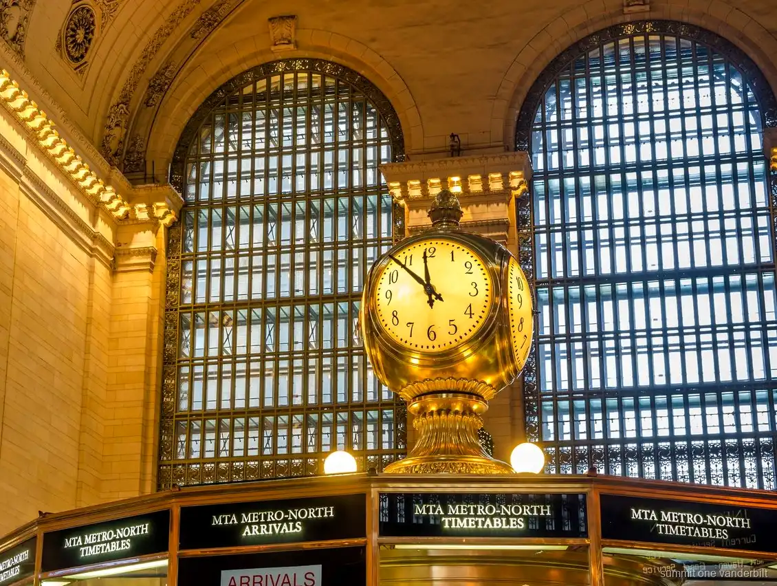 Lustrzana sala na SUMMIT One Vanderbilt podczas porannego wejścia