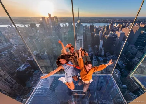 Rehber ziyaretçileri SUMMIT One Vanderbilt gözlem terasında geziyor