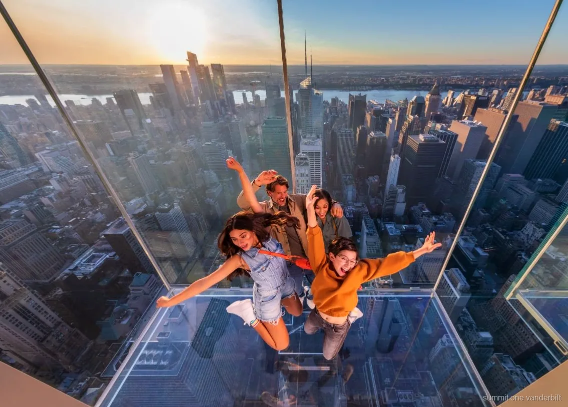 Guide führt Besucher durch die SUMMIT One Vanderbilt Aussichtsplattform