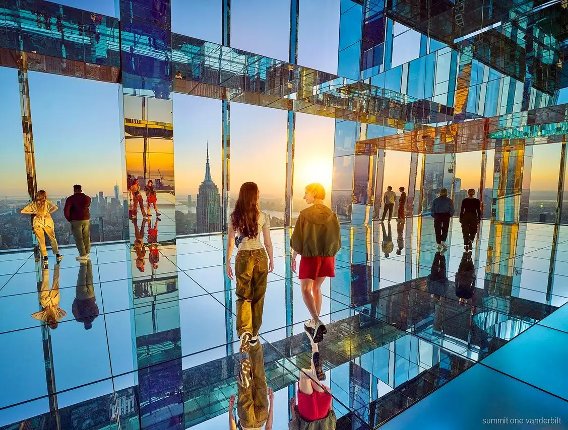 Besucher im Spiegelraum bei SUMMIT One Vanderbilt