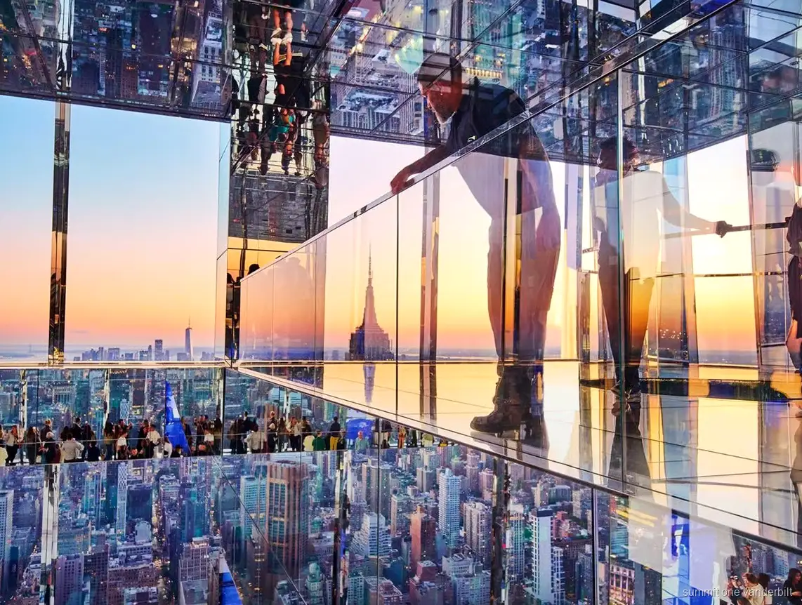 Salle de miroirs immersive de SUMMIT One Vanderbilt avec transfert privé