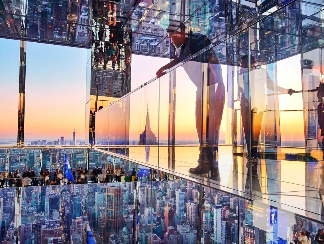 Sala immersiva a specchio di SUMMIT One Vanderbilt con biglietti e trasferimento