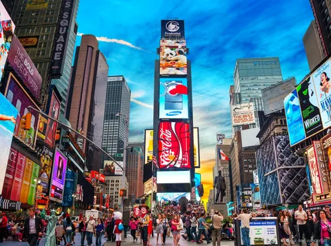 Arrêt à Times Square pendant la visite de Midtown avec entrée à SUMMIT One Vanderbilt