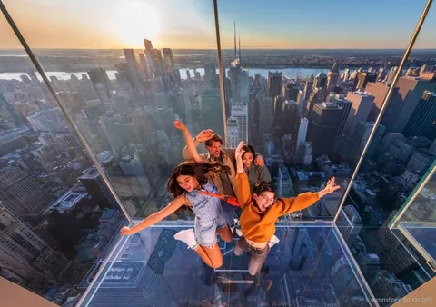 Guía acompañando a visitantes por el mirador Summit One Vanderbilt de Nueva York